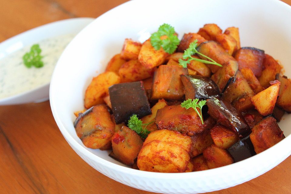 Auberginen - Kartoffelpfanne mit Kräuterjoghurt