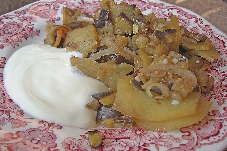 Auberginen - Kartoffelpfanne mit Kräuterjoghurt