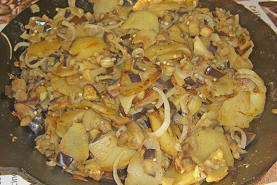 Auberginen - Kartoffelpfanne mit Kräuterjoghurt