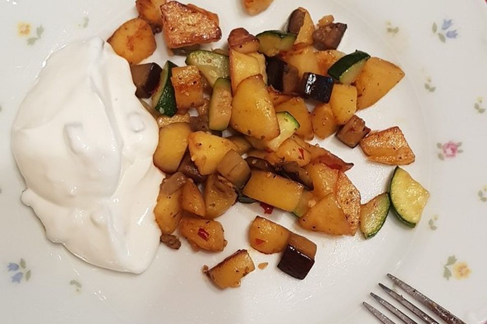 Auberginen - Kartoffelpfanne mit Kräuterjoghurt