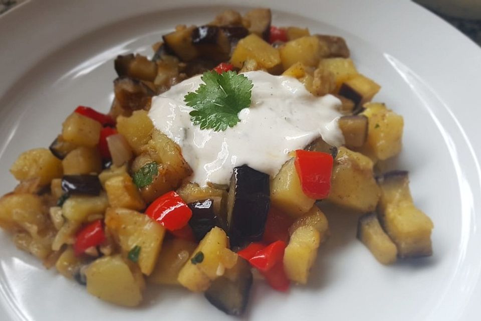 Auberginen - Kartoffelpfanne mit Kräuterjoghurt