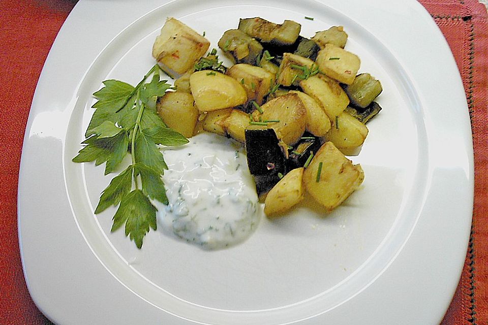 Auberginen - Kartoffelpfanne mit Kräuterjoghurt