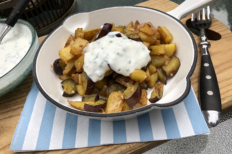 Auberginen - Kartoffelpfanne mit Kräuterjoghurt