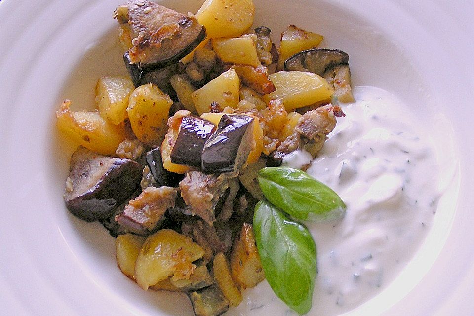 Auberginen - Kartoffelpfanne mit Kräuterjoghurt