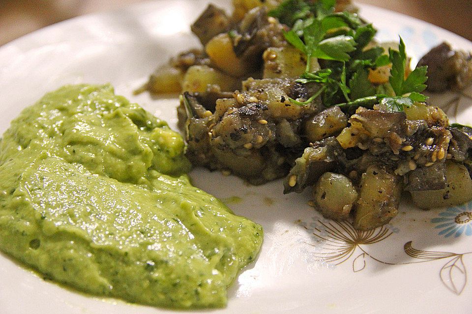 Auberginen - Kartoffelpfanne mit Kräuterjoghurt