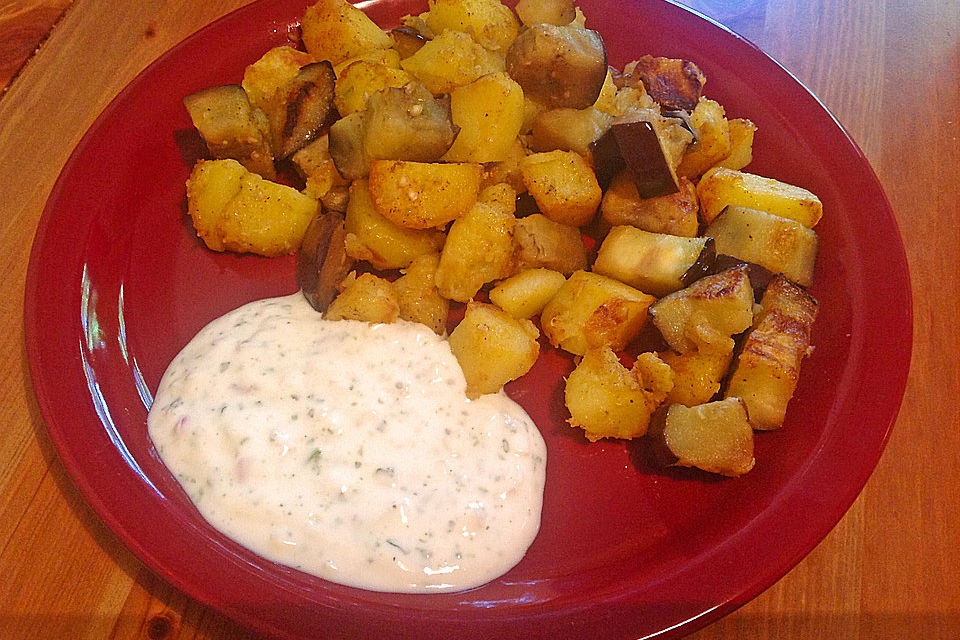 Auberginen - Kartoffelpfanne mit Kräuterjoghurt