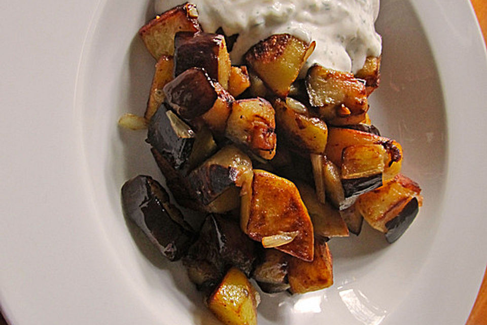 Auberginen - Kartoffelpfanne mit Kräuterjoghurt