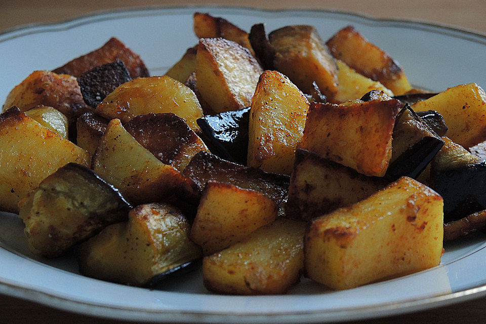 Auberginen - Kartoffelpfanne mit Kräuterjoghurt