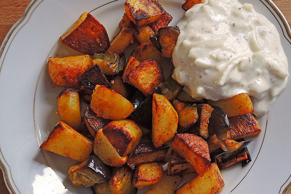 Auberginen - Kartoffelpfanne mit Kräuterjoghurt