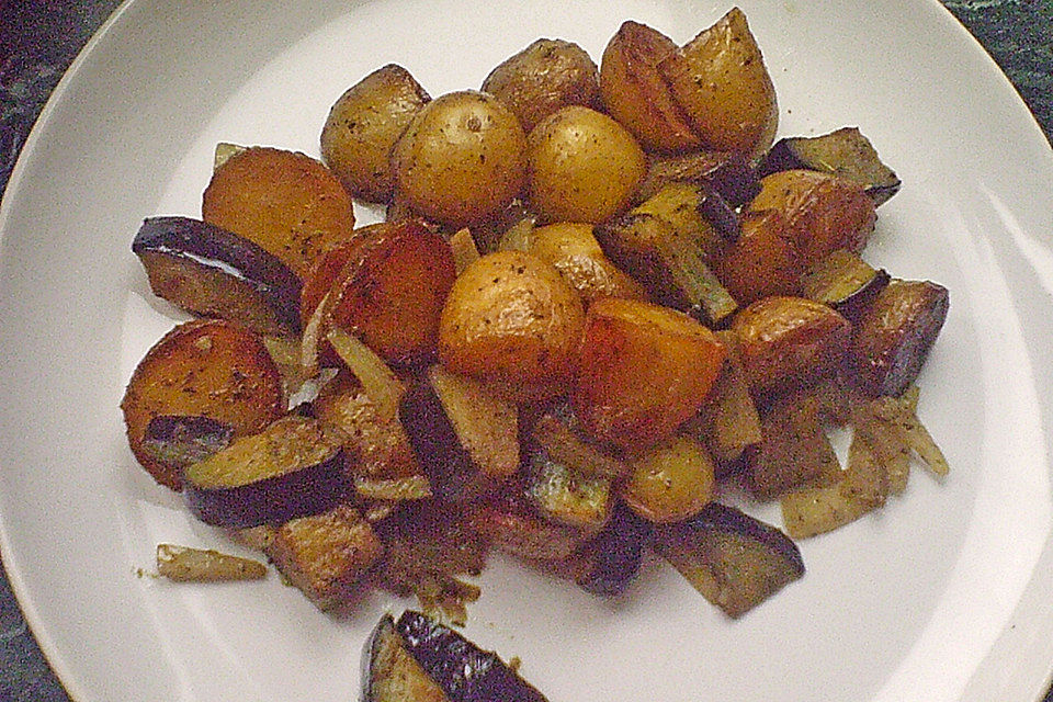 Auberginen - Kartoffelpfanne mit Kräuterjoghurt