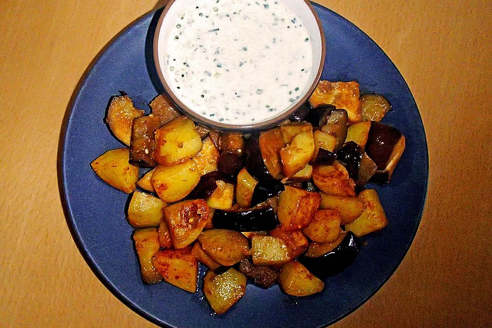 Auberginen - Kartoffelpfanne mit Kräuterjoghurt