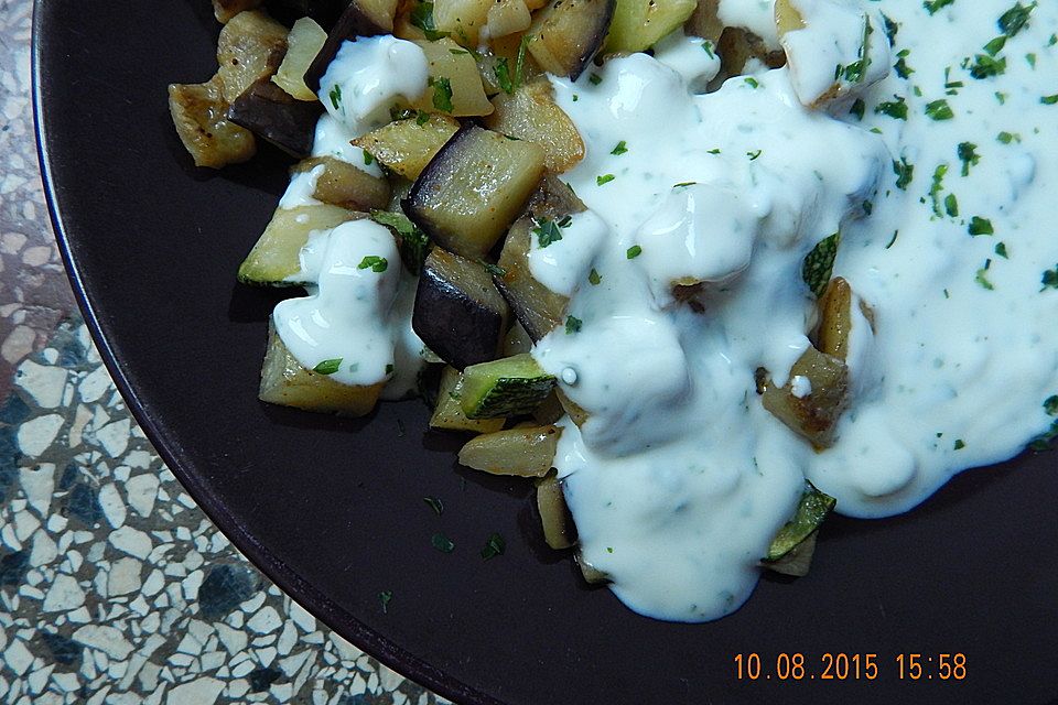 Auberginen - Kartoffelpfanne mit Kräuterjoghurt