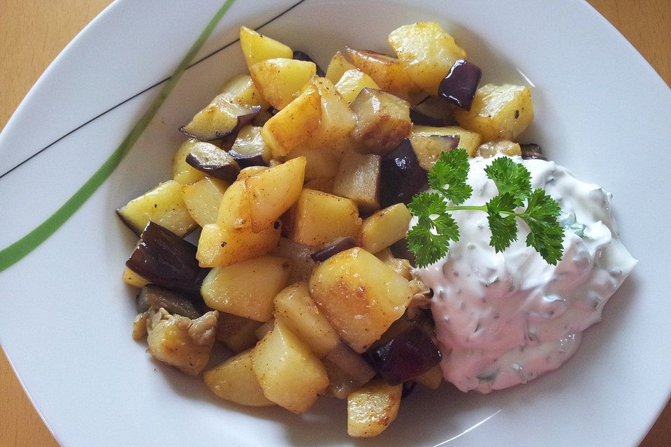 Auberginen - Kartoffelpfanne mit Kräuterjoghurt