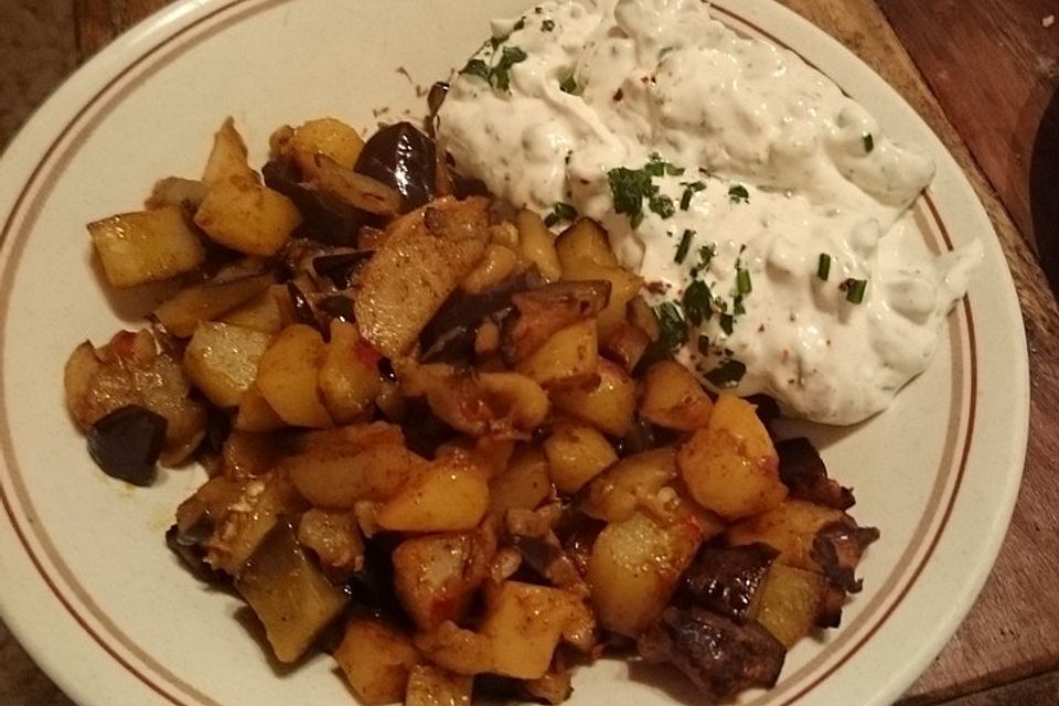 Auberginen - Kartoffelpfanne mit Kräuterjoghurt