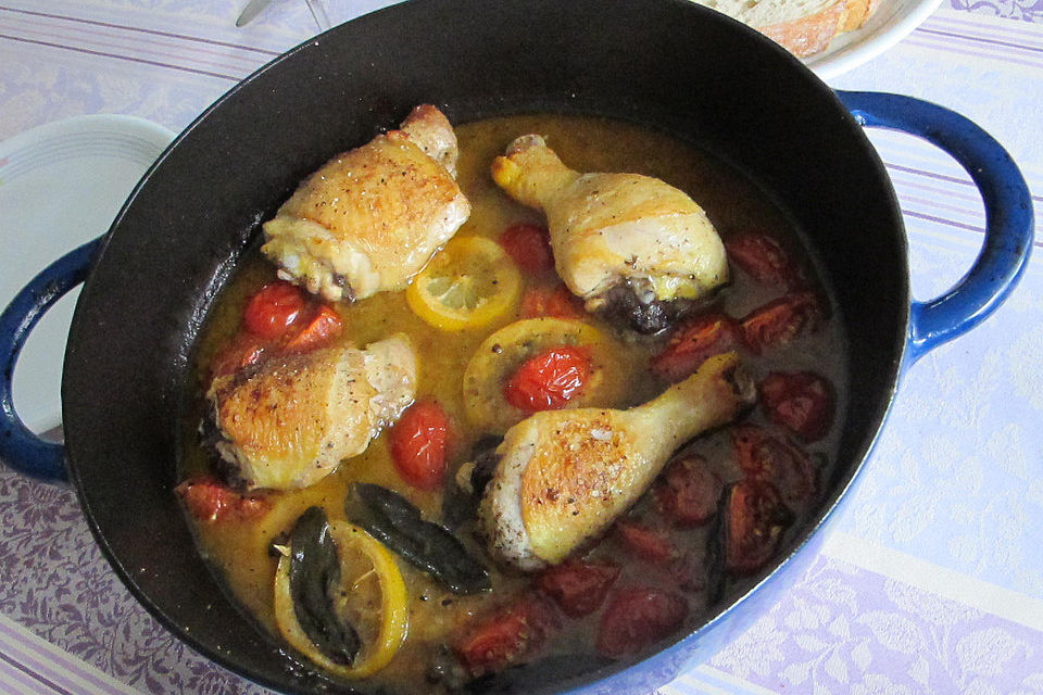 Hähnchenkeulen mit Zitronen, Salbei und Tomaten