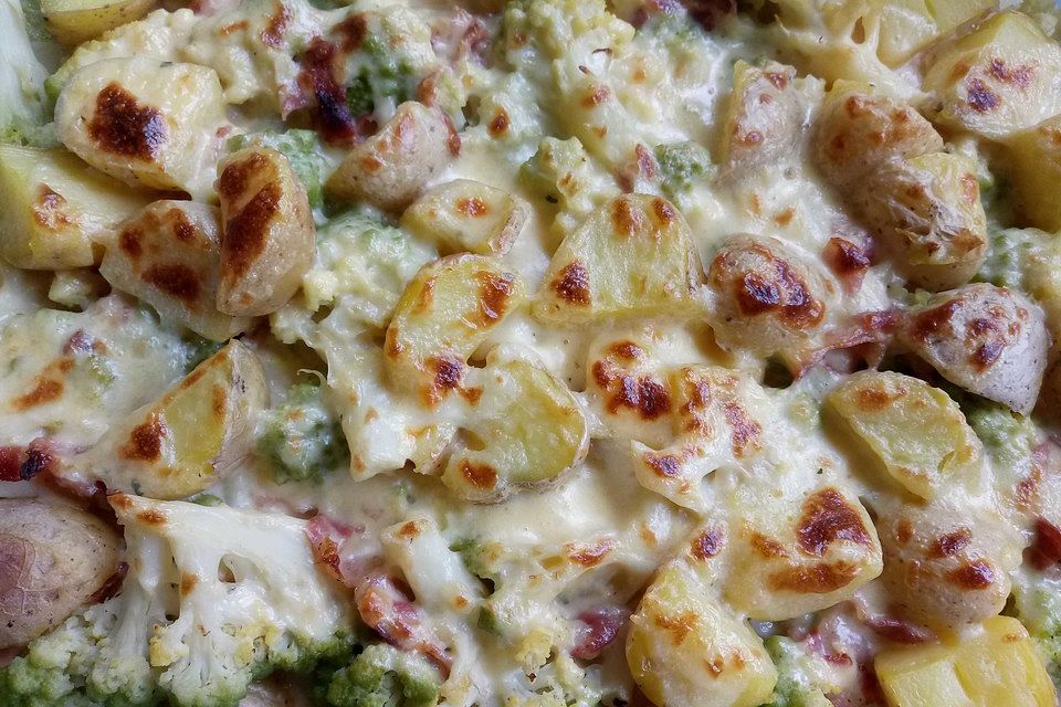 Romanesco-Kartoffel-Schinkenauflauf mit Gorgonzola-Raclettesauce