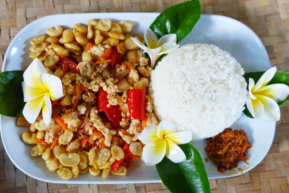 Süß-sauer-scharfes Hühnersambal mit Reis "Kuta Beach"