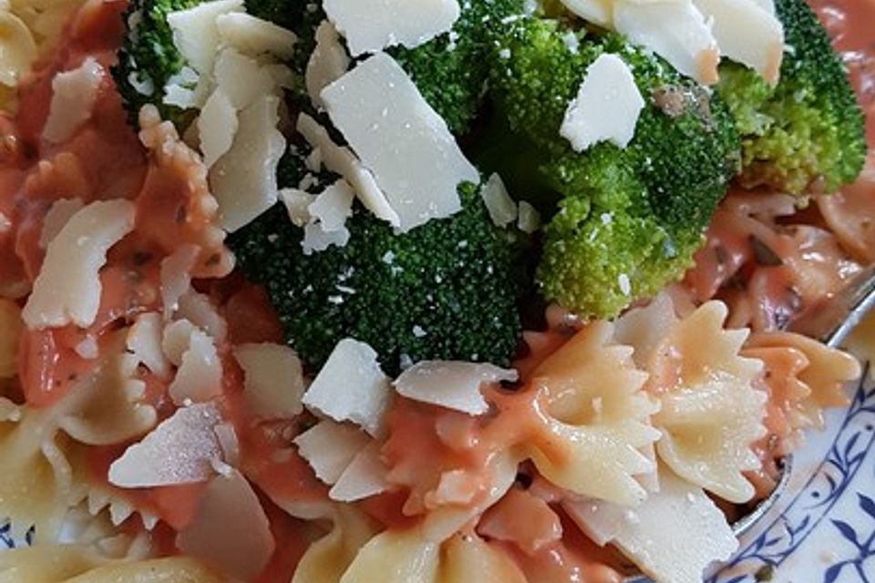 Farfalle in Tomaten-Sahnesauce mit Brokkoli