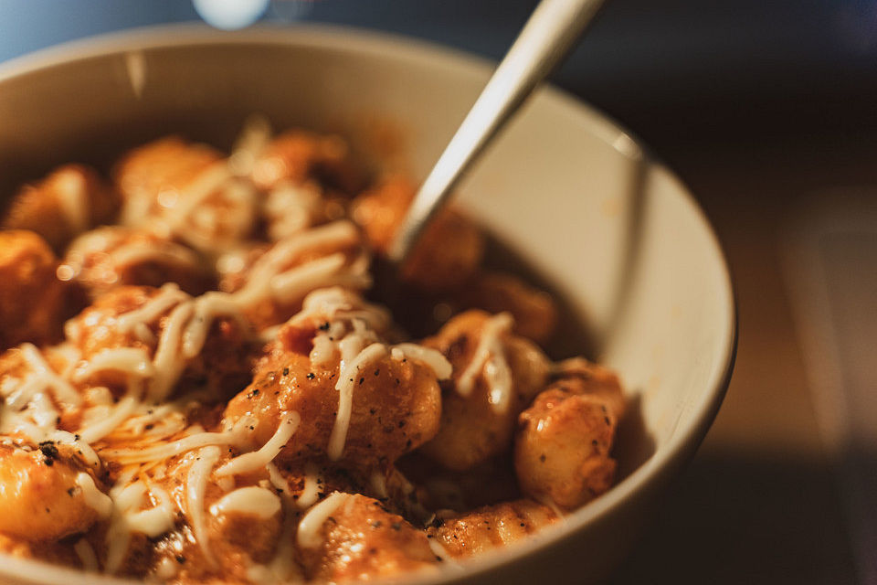 Gebratene Gnocchi mit Tomatenpesto, Milch und Käse