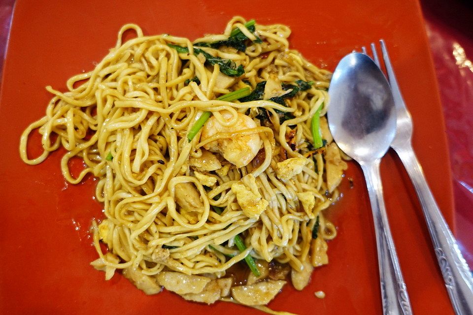 Gebratene chinesische Weizennudeln mit Seafood à la Hongkong - Bakmie Goreng Seafood à la Hongkong