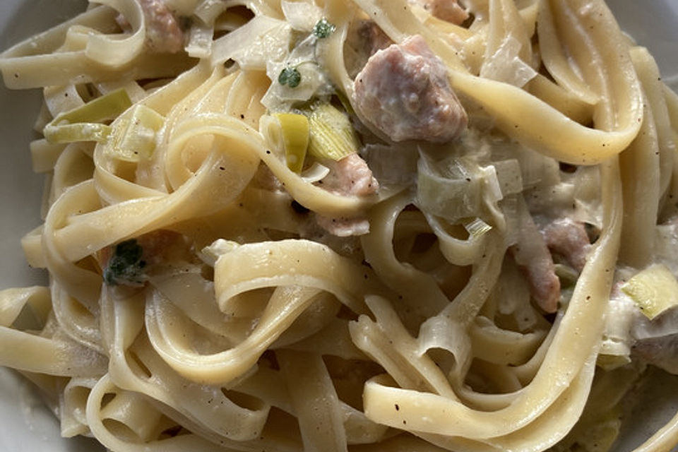 Linguine in Lauch-Meerrettich-Sahne-Sauce mit Stremellachs