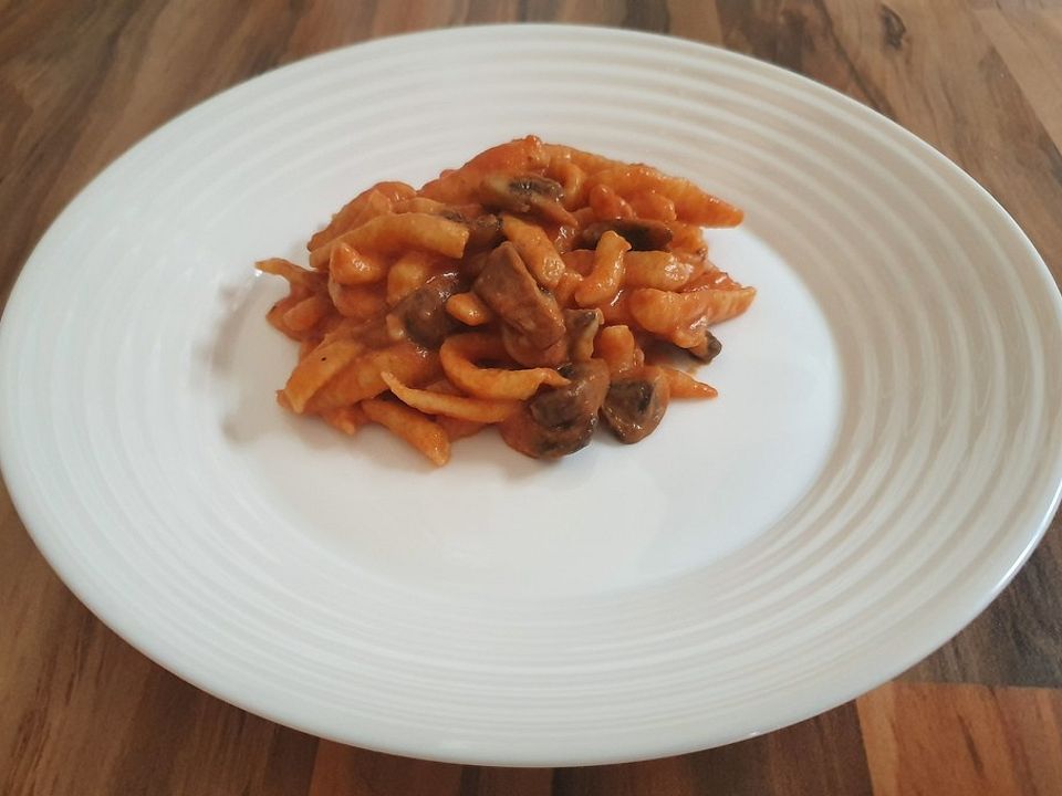 Spätzle mit Champignons und Tomaten-Sahne-Sauce von McMoe | Chefkoch