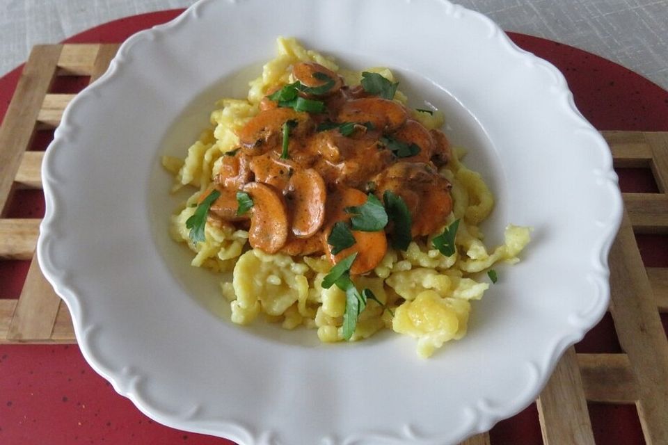 Spätzle mit Champignons und Tomaten-Sahne-Sauce