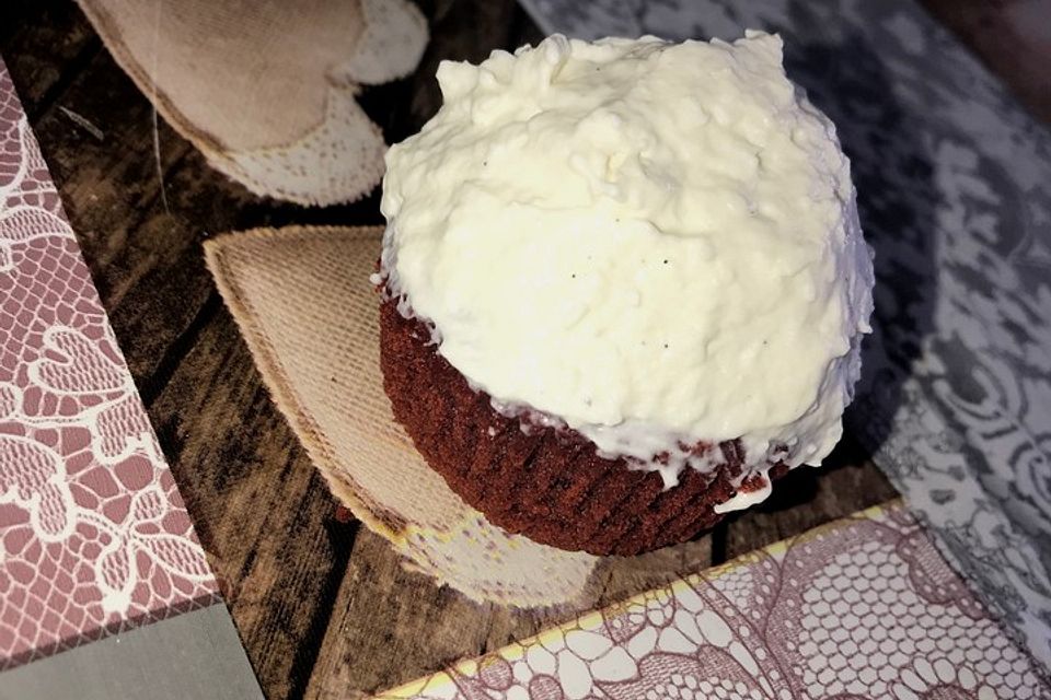 Red Velvet Cupcake mit Raffaello-Topping