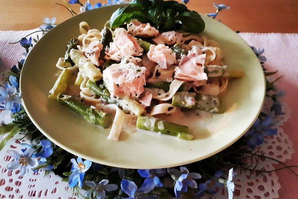 Bandnudeln mit Spargel und Lachs in Zitronensoße