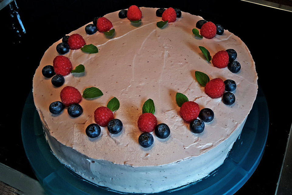 Fruchtige Sommertorte mit Himbeeren und Heidelbeeren