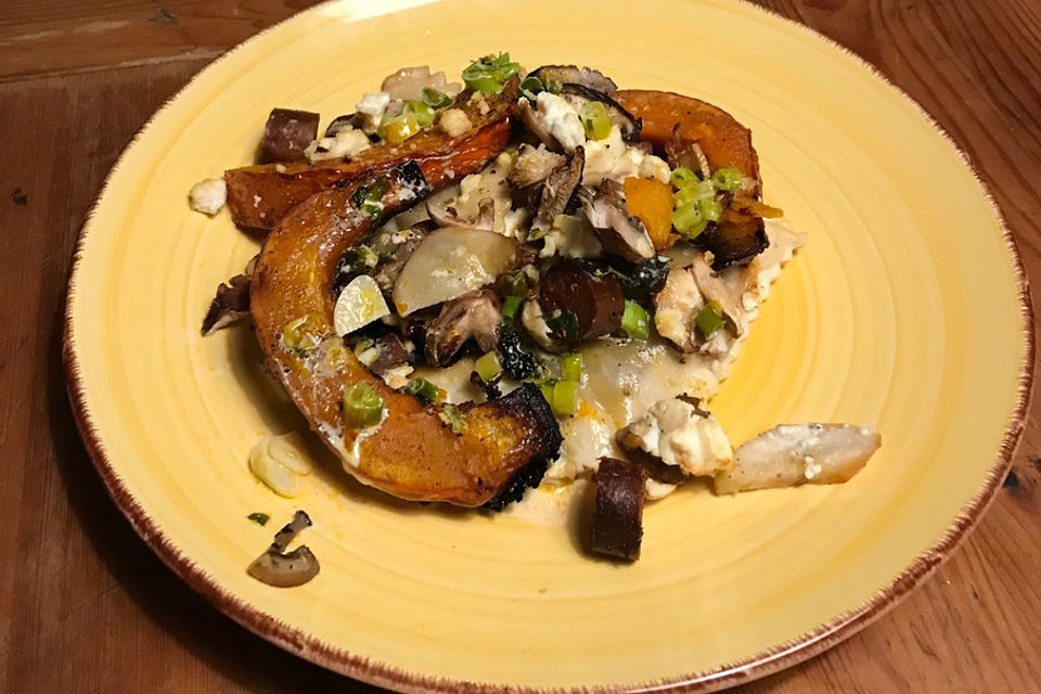 Hokkaidokürbis mit Maultaschen und Pilzen aus dem Ofen