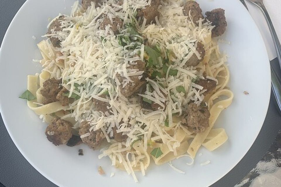 Tagliatelle all'aglio e olio con polpette di carne, gamberi allo zenzero e purea di melanzane