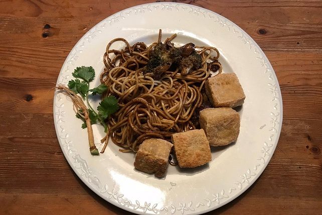 Frittierter Tofu mit Brokkoli und Ramen-Nudeln von veganmitnilla| Chefkoch