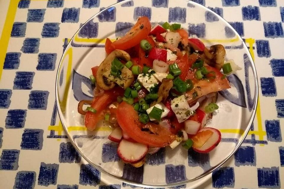 Gemischter Salat mit Tomaten und gebratenen Champignons