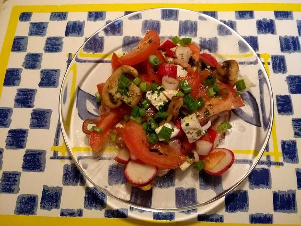 Gemischter Salat mit Tomaten und gebratenen Champignons von groni_g ...