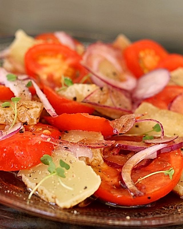 Harzer Käse-Salat mit roten Zwiebeln und Tomaten