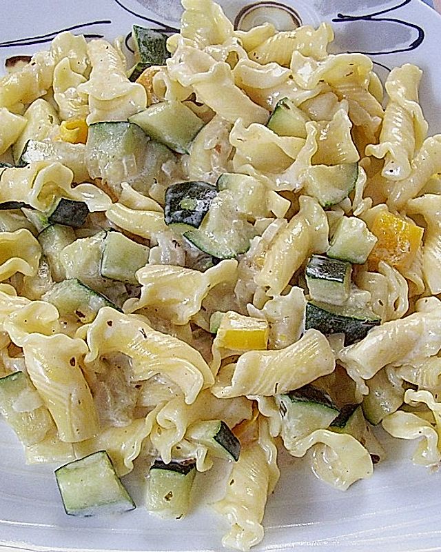Makkaroni mit Zucchini in Rahm