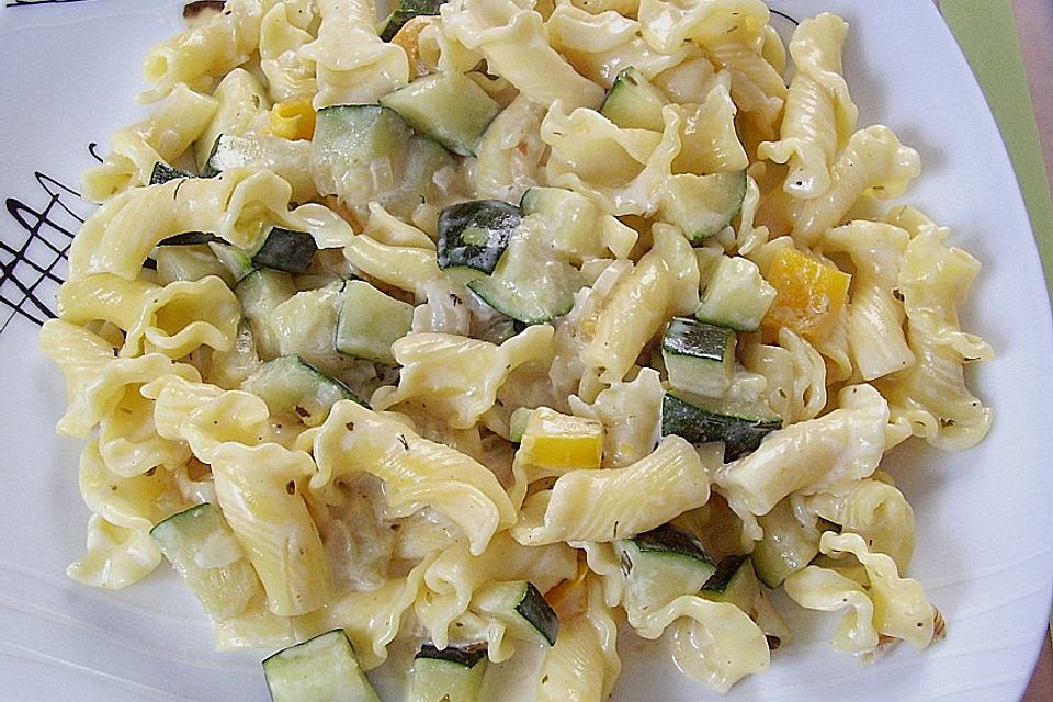 Makkaroni mit Zucchini in Rahm