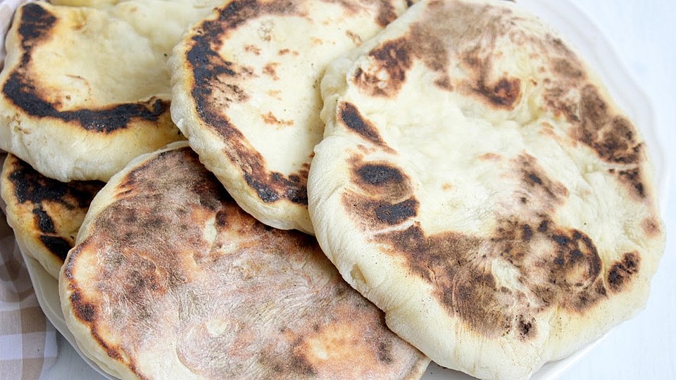 Indisches Naan-Brot aus der Pfanne Indisches Naan-Brot aus der Pfanne