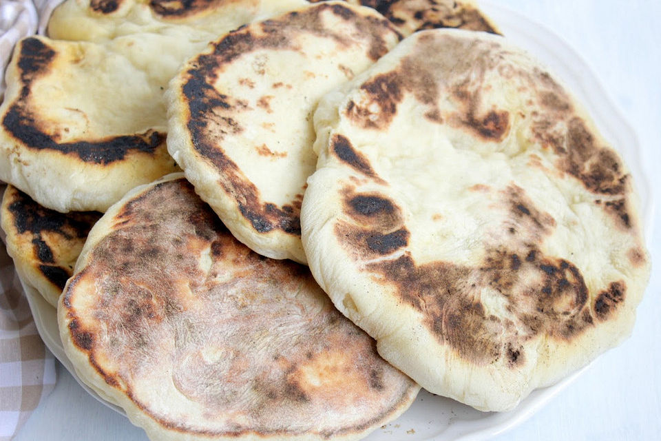 Indisches Naan-Brot aus der Pfanne