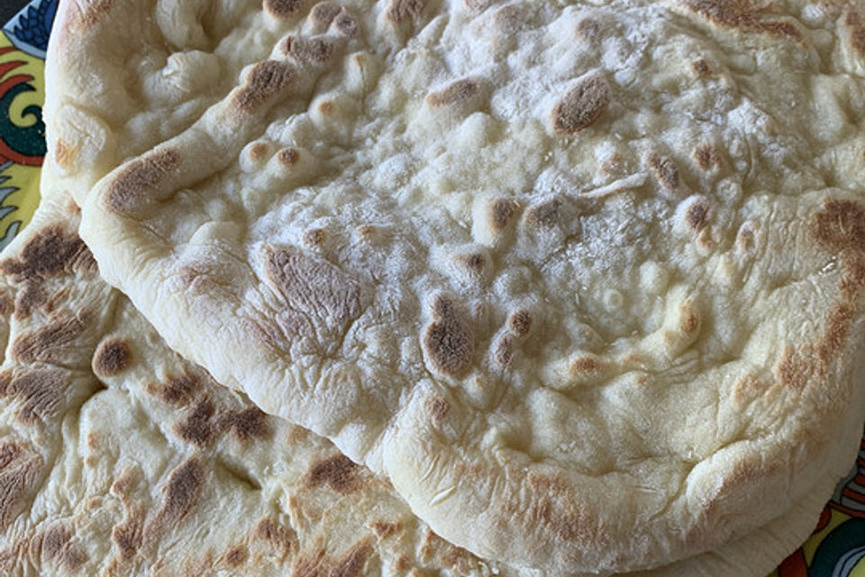 Indisches Naan-Brot aus der Pfanne