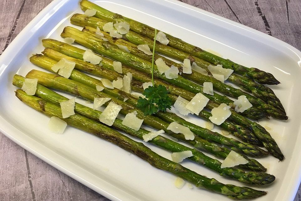 Gebratener grüner Spargel mit Parmesan