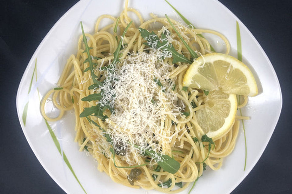 Spaghetti mit Zitrone, Chili, Knoblauch und Rucola