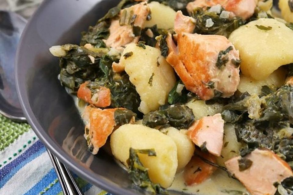 Gnocchi-Pfanne mit Lachs und Spinat