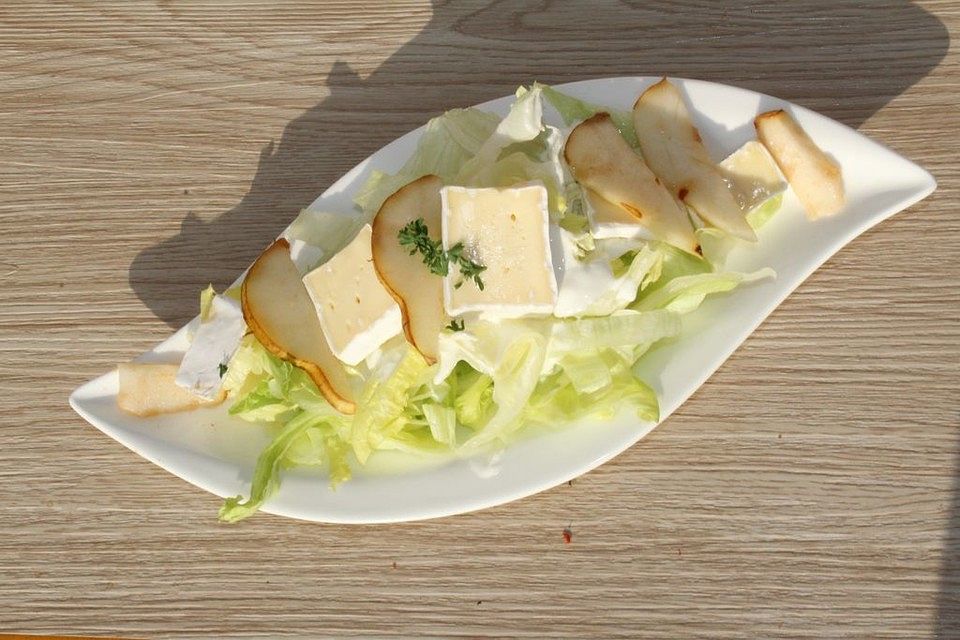 Eisbergsalat mit Birne, Brie und Kakaonibs