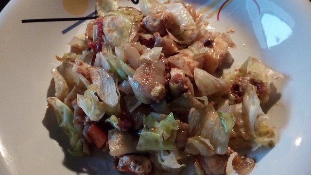 Eisbergsalat mit gedünstetem Gemüse von TabeaSaphira