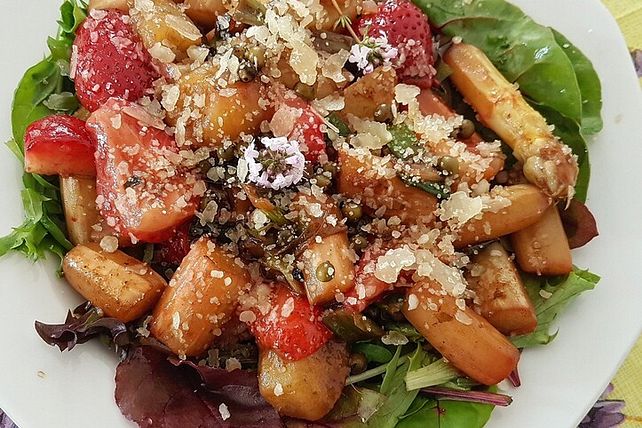 Romanasalat mit gebratenem Spargel und Erdbeeren von J_P_80| Chefkoch
