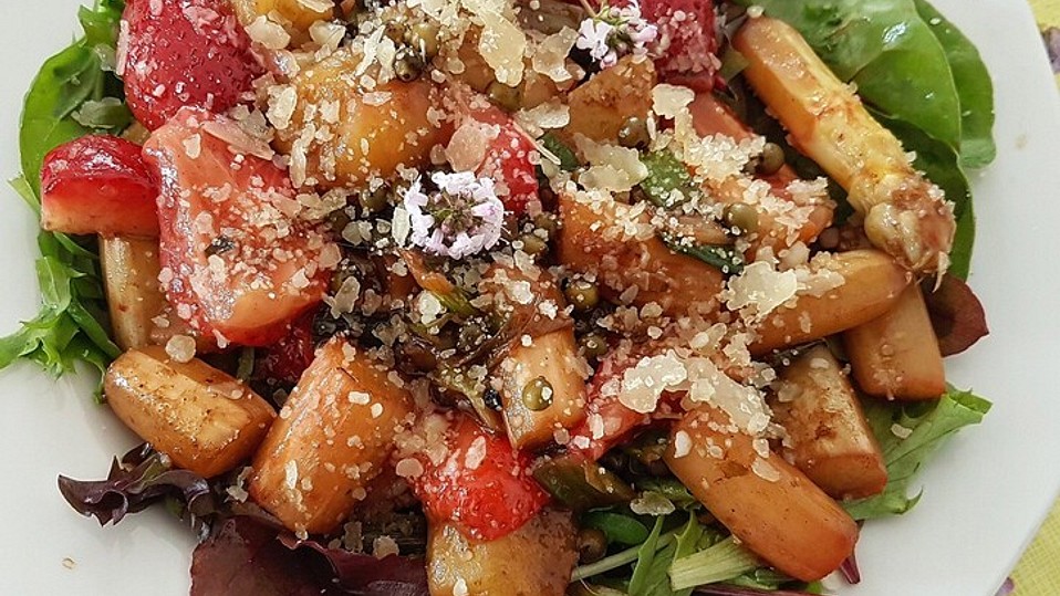 Romanasalat mit gebratenem Spargel und Erdbeeren von J_P_80 Romanasalat mit gebratenem Spargel und Erdbeeren von J_P_80
