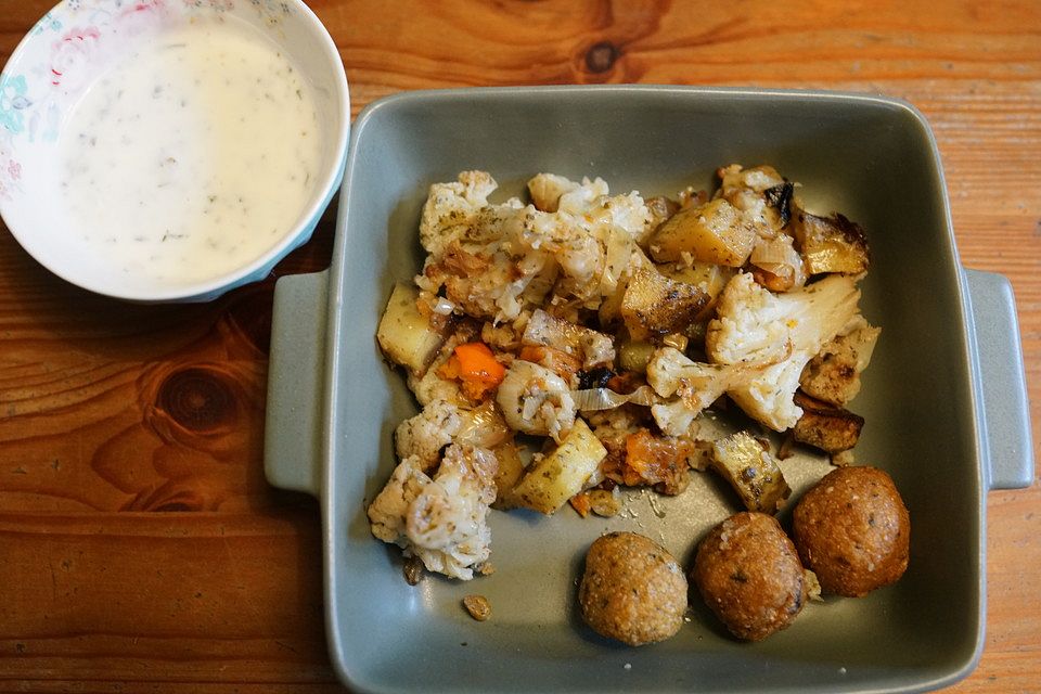 Falafel, Minzjoghurt und Ofengemüse