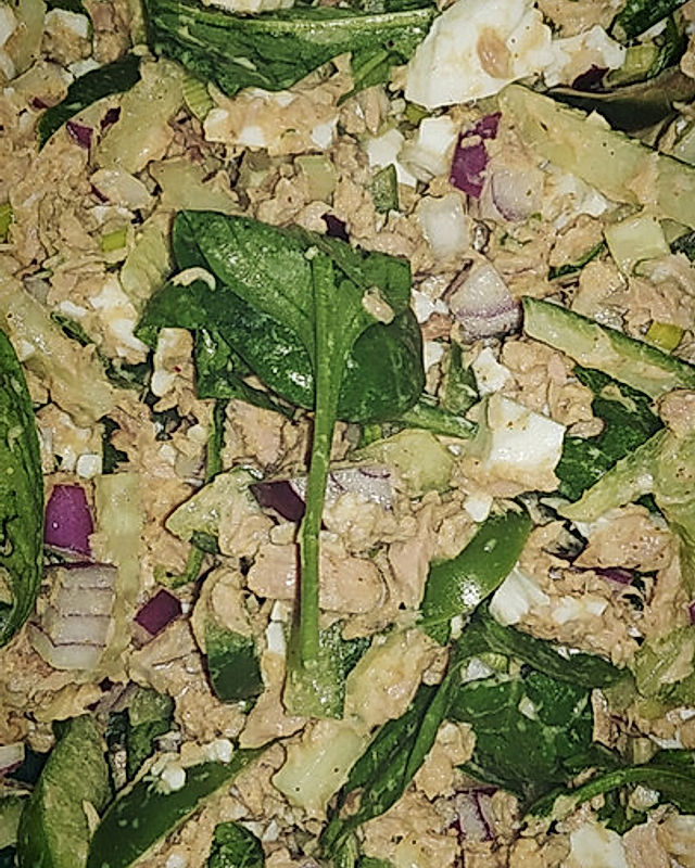 Thunfisch-Ei-Salat mit Babyspinat und Honig-Senf-Balsamico-Vinaigrette